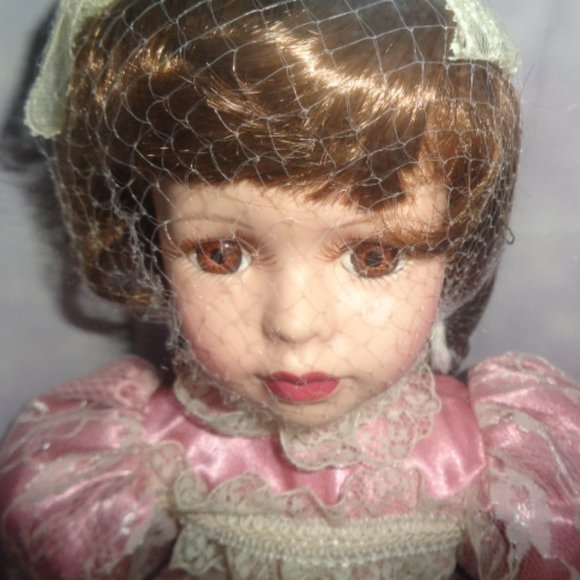 Fine Porcelain Doll, The Samantha Collection 18" Tall With Stand In Box 1998 - Picture 2 of 7
